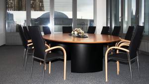 circon s-class - Elliptischer Konferenztisch - schwarz lackierte Formteilfüße und unterseitig lackiertes Glas