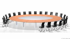 Die Konferenztischserie circon executive zeichnet sich durch elliptischen Formteilfüße aus.