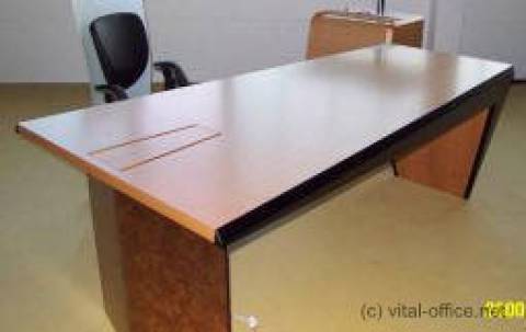 Komfortable versteckte Verkabelung der Schreib- und Konferenztische vom Boden bis auf die Schreibtischplatte